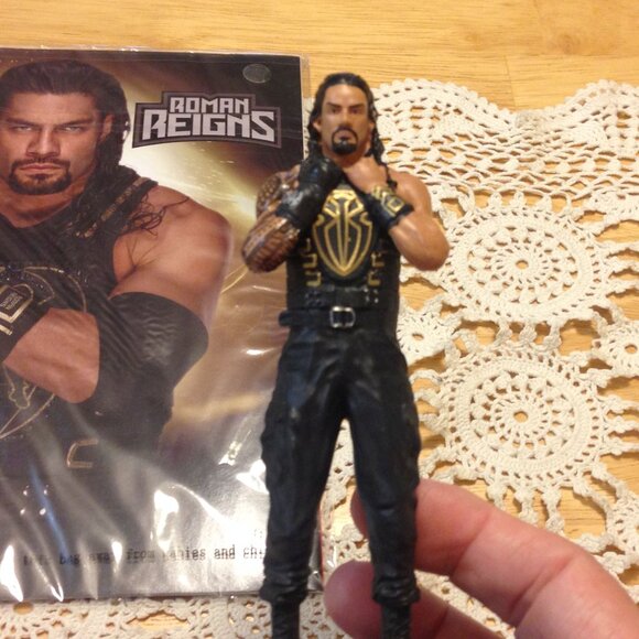 WWE Wrestling Roman Reigns action figure and collector's magazine - Picture 6 of 7